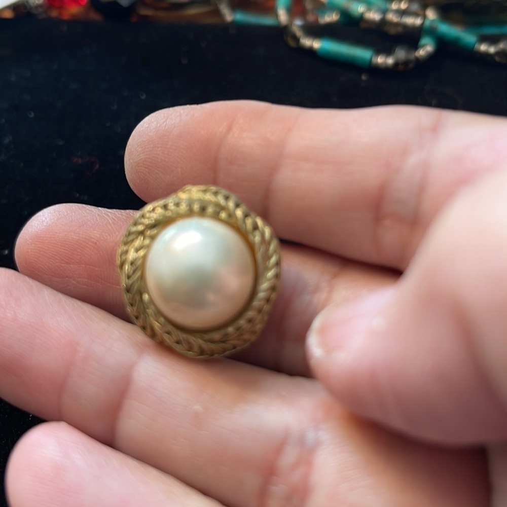 VINTAGE Pearl Dome Clip On Earrings - Picture 2 of 4